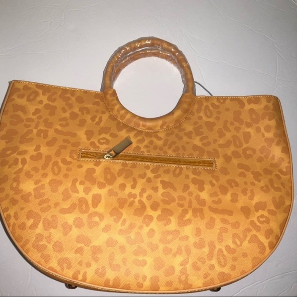 2 Color Options Leopard Printed Pleated Handbag - Picture 2 of 9